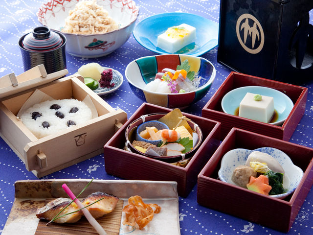 食事付きプランは、京おばんざい懐石「百足屋弁当」コースをご用意しております。_くろちく 木目込み体験