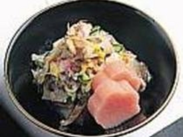 食用菊やレンコンなどを入れたゴマ酢あえ_日本料理 大橋屋 本館
