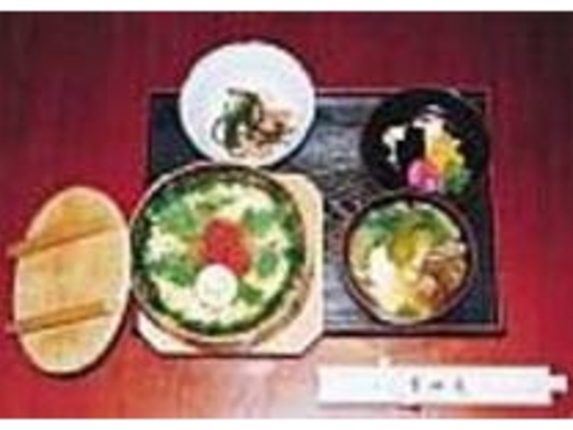 塩鮭にイクラ錦糸玉子をのせたわっぱ飯膳_吉田屋