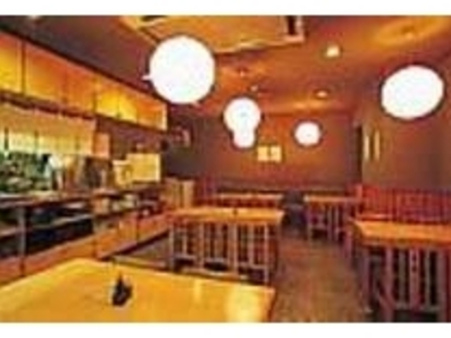 30人程座れる店内は深夜を過ぎると満席に_龍