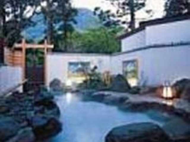 壁に描かれた箱根の名勝を眺めながら浸かる_美肌の湯 きのくにや