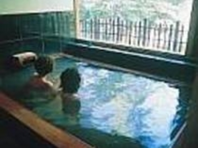 酸化した土色の湯は、山村でも珍しい_共同浴場 開運の湯