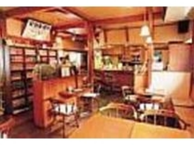 明るい店内でアットホームな喫茶店_自家焙煎珈琲 あすなろ