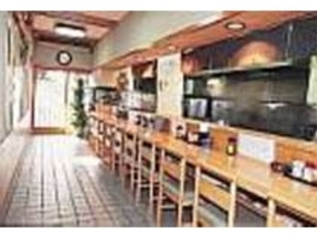 大将の手さばきを眺められるカウンター席_御食事処 よこ田