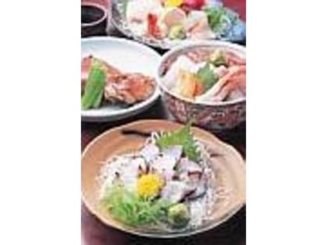 地物の魚貝類をふんだんに使った料理の数々_御食事処塩入