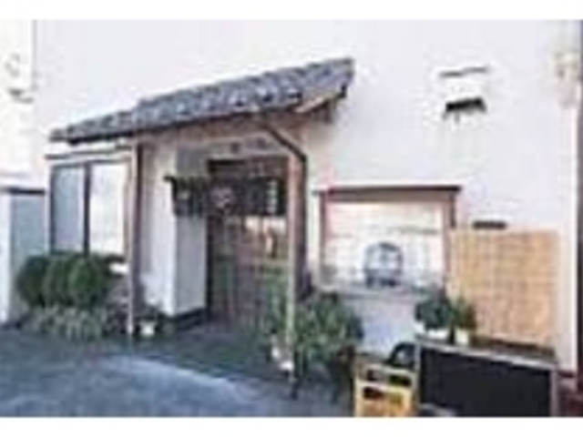 入口は住宅街に。地元客が多く親しみやすい店_御食事処塩入
