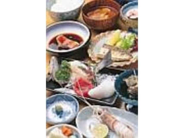 季節ごとに変わるおまかせ昼食は豊富な品数_食事処 活造りのさつき