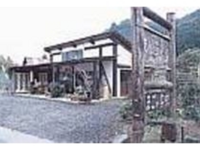 たまご拾いもひよこ小屋も親同伴で楽しんで_たまご直売店 あいらんど