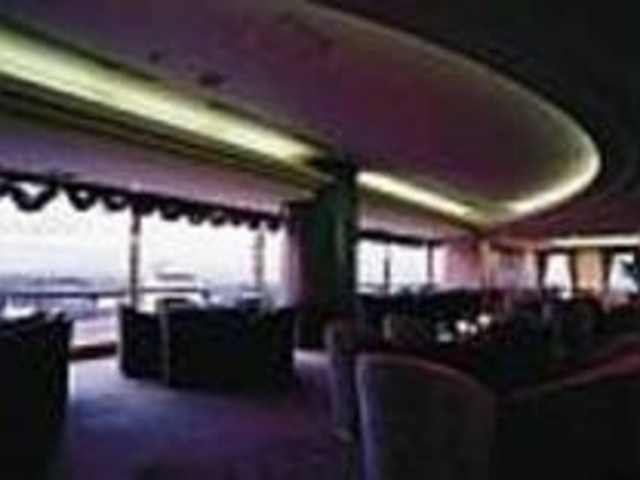 広々としたラウンジでゆったりくつろごう_バー ラ・ステラ
