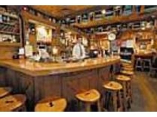 店内のあちこちに現地のアンティーク小物が_ザ・シャノンズ