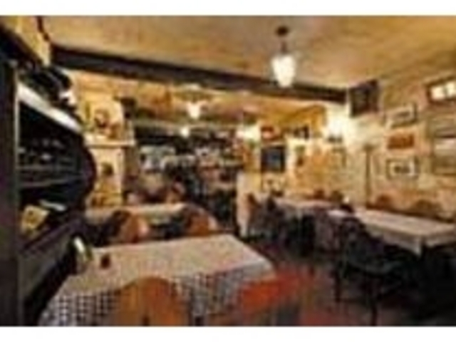 店内の壁には、たくさんの落書きがある_El Castellano