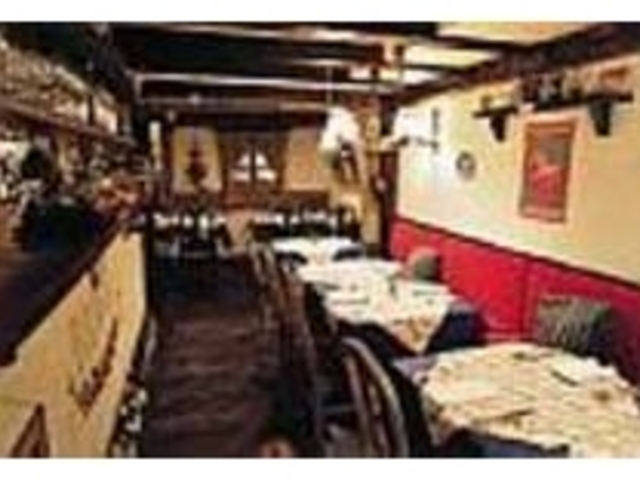 店内の壁画は現地の職人によるものだ_リラ・ダーラナ
