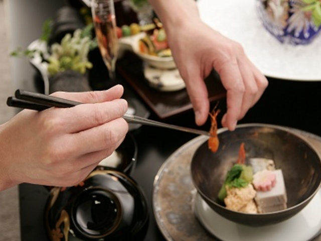 日本料理の伝統と手間を惜しまない匠の技法_ホテルはつはな つつじの茶屋