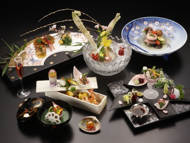 まるで絵皿を広げたような懐石料理_ホテルはつはな つつじの茶屋