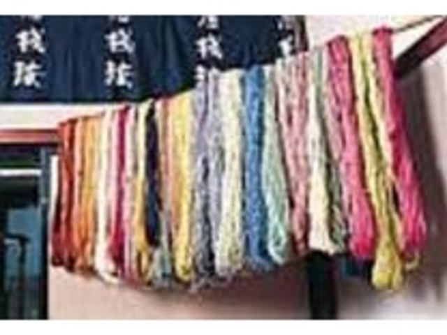工房にはさまざまな色や紡ぎの糸が揃う_染織工房きはだや