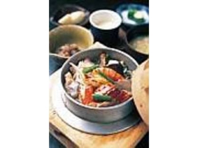 五目釜飯。牛肉の煮込み定食も人気メニュー_和食堂 峠の茶屋 蔵