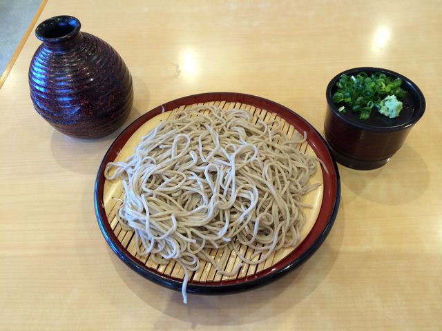 コシのあるそばにダシをたっぷりかけて食す_荒神の里・笠そば