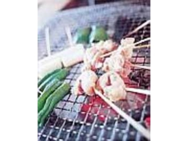 炭火で炙って食べる鶏肉はジューシーで美味_いろり料理 さくら