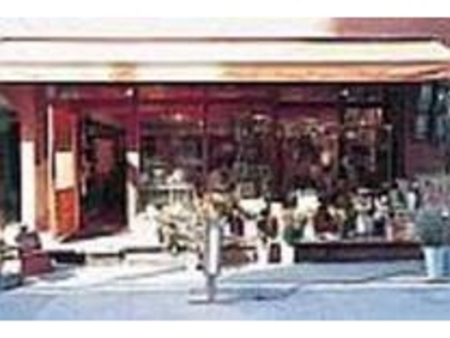 一見、お花屋さんのような可愛い外観_チャルカ