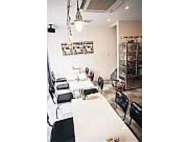 モノトーンで機能的なNY風の店内_「Cafe&Pantry 松之助」 京都本店