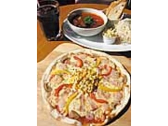 手前は人気の『ペッパーローズピッツァ』_CAFE PEPPER ROSE