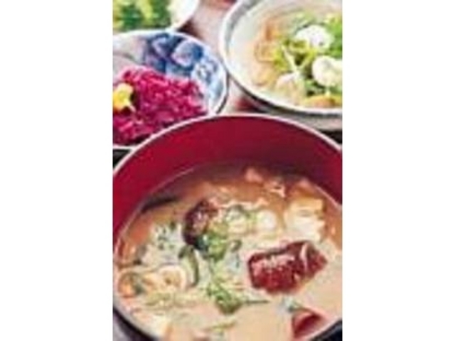 セリやナメコなど山形の地の食材が入った汁_ならま食堂