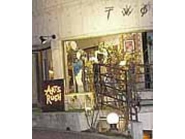 小さな美術館のようにお洒落な店構え_アートラッシュ