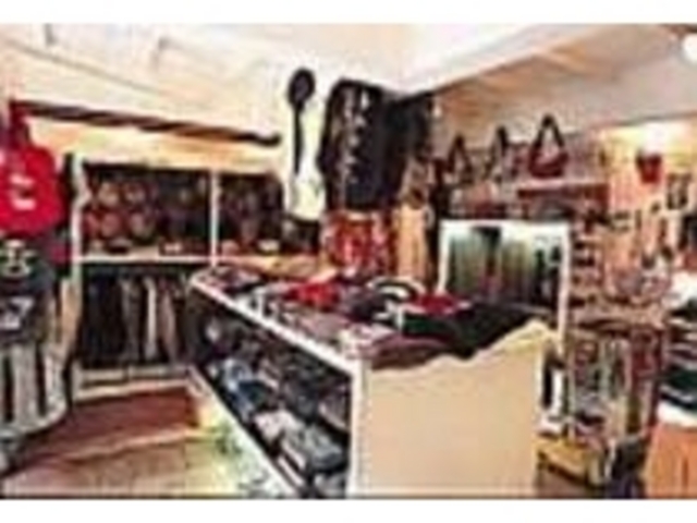 店内には、渋いセレクトのきいた商品が並ぶ_SAVOY CLOTHING