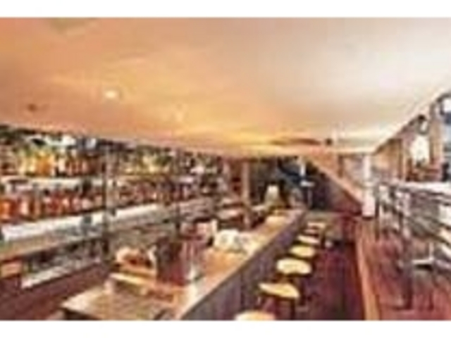 ホワイトとシルバーでまとめられた店内_ベーカリーカフェ632