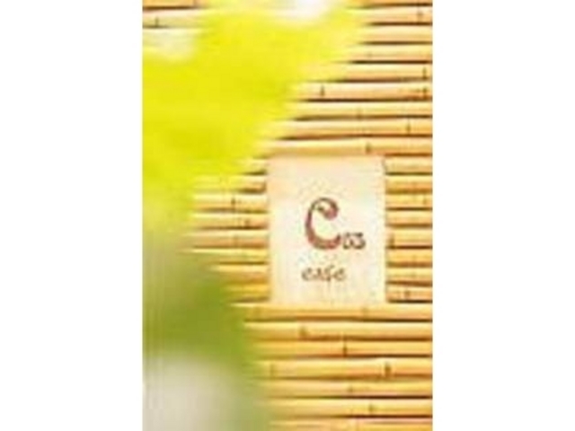 バンブーでできたエスニック調の看板が目印_C65cafe