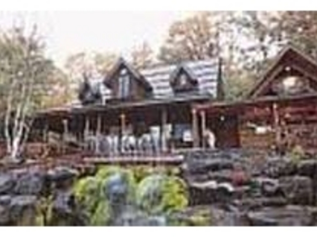 ログハウス風のお店。テラス席も気持ちいい_山の駅