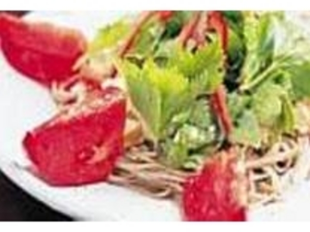 山ぶどうドレッシングのそばサラダ_職人館
