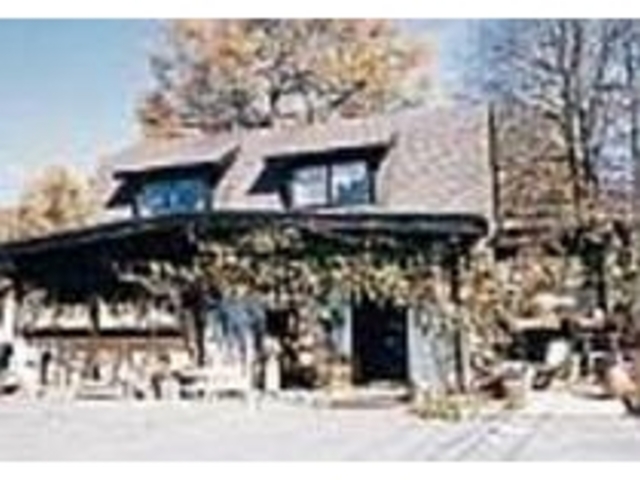 こじんまりした1軒屋。道沿いの看板が目印_郭公