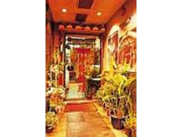 沖縄ムード満点の入口。店内には舞台もあり_とぅばらーま