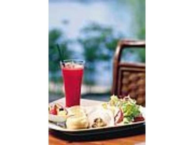 『木立の爽やかな風プレート』とジュース_Cafe IL BACCO