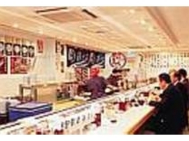 店内では新鮮なネタを目の前で握ってくれる_築地 蔵まぐろ