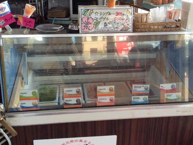 左)紅いものソフト・ダブル400円_ブルーシールーパーラー恩納店