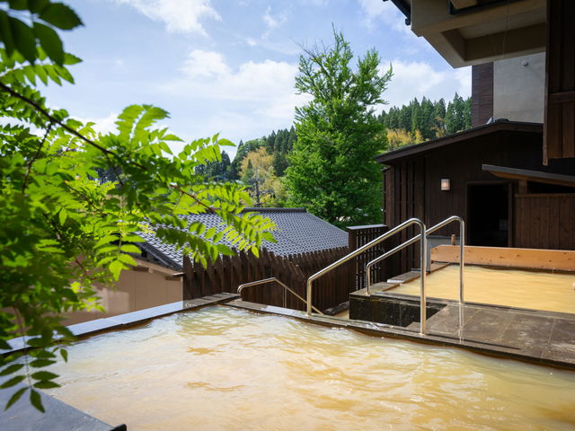 その時々でお湯の色が変わる珍しい温泉です_黒川温泉 旅館 南城苑