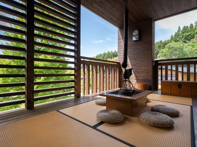 ロビーの奥には、黒川の山々を眺められる休憩スペースを設けております_黒川温泉 旅館 南城苑
