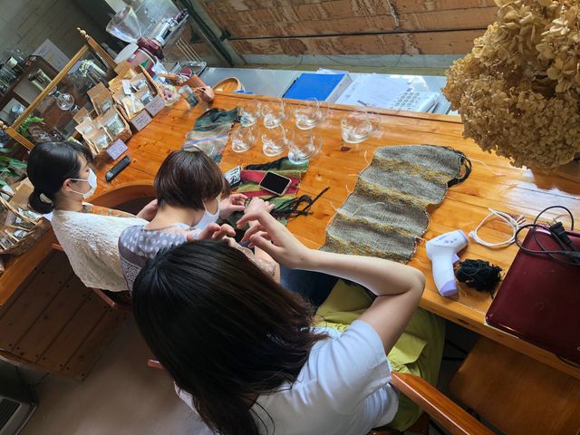 織った後は糸の始末を_ゆふいんフローラハウス