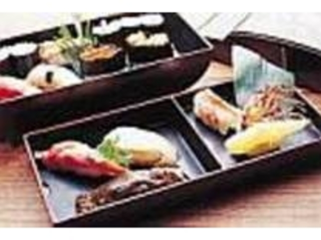 二段に美しく盛られた『にぎり・竹』_魚政会館