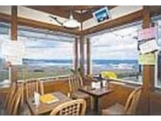 窓際の12席からは、とっておきの海景色が_君ヶ浜BAYHOUSE