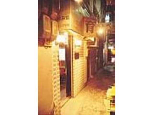 ミナミの雑居ビルの路地裏にたたずむ_キャベツプラザ 育