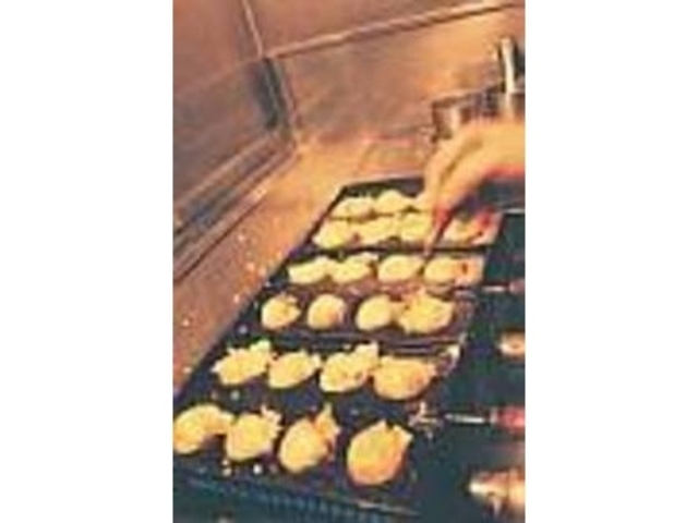 たこ焼き歴十数年の腕を誇る手さばきは見物_たこ焼工房 あき佳