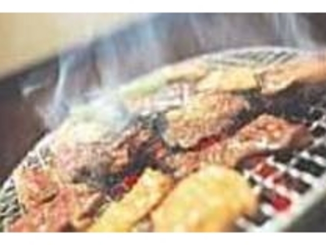 炭火で豪快に焼かれる脂のたっぷりのった肉_らす亭