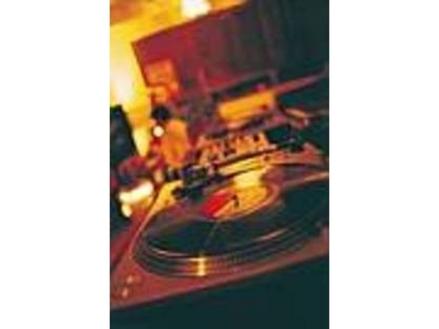 店内にはDJブースがありイベントなども_47