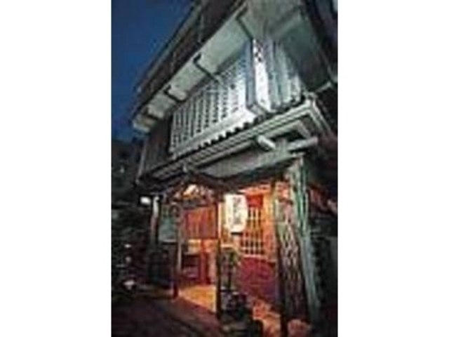 提灯と縄のれんが目印の雰囲気ある店_なかむら家