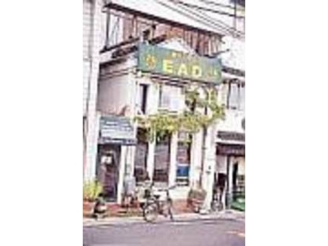 ポップで可愛らしい雰囲気の2階建てのお店_CAFE BAR E.A.D