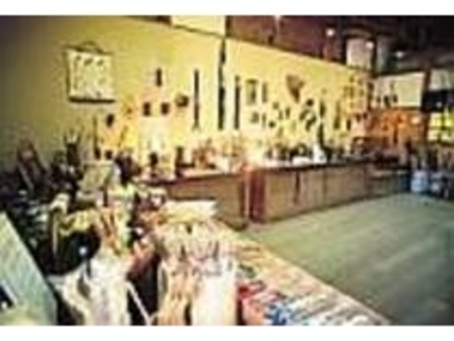竹工芸品が並ぶ店内。2階は元師酒造資料館_竹蔵
