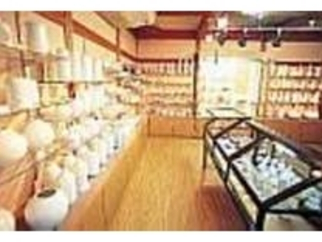 出石焼の作品が、所狭しと並ぶ店内_永澤兄弟製陶所